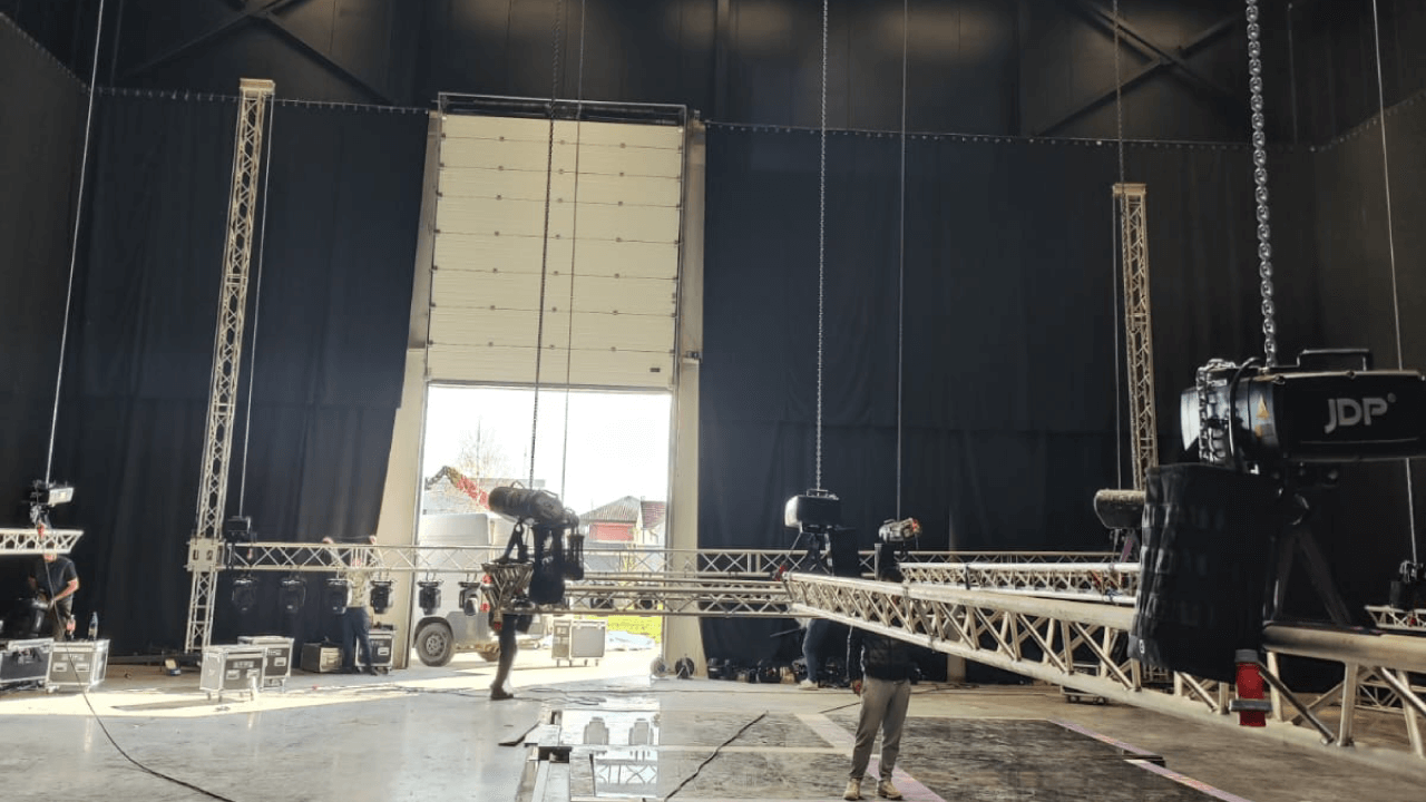 JDP Europe STAGE KING D8 STAGE HOIST in production environment. 